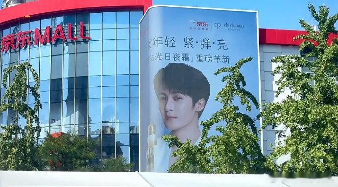 品牌爸爸又宠了，檀健次CPB大地广随处可见​​​