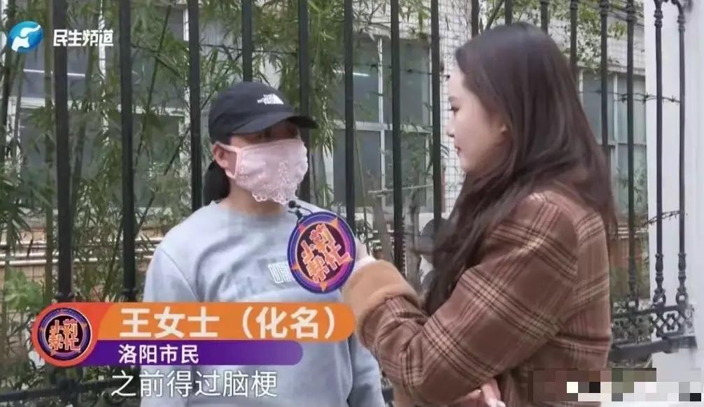 河南洛阳，一女子把70岁老母送养老院，护工端来一盆开水，直接把母亲左脚按进盆里，