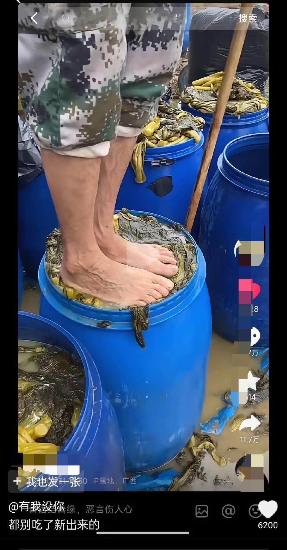 老坛酸菜的“塌房”连续剧，谁还在为麻木买单？四年四次曝光，从土坑到赤脚，从抽