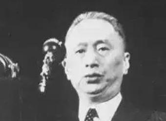 1919年，巴黎合会期间他捡到一块金表，不仅不归还给对方，还公开占为己有，这种霸