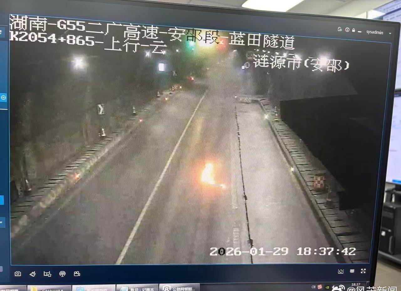 【湖南涟源一重型半挂车高速上自燃引发大火湖南高速大车起火四名交警逆行救出54人】