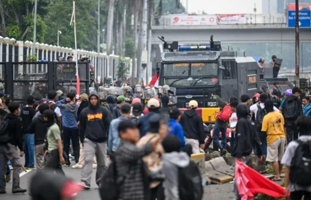 “1.85万警力全城戒备！”印尼爆发大规模示威活动，雅加达国会遭民众围堵，现场民