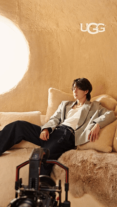 王一博的秋冬穿搭简直是时尚教科书！羊毛卷发型自带松弛滤镜，休闲西装的干练、舒适卫