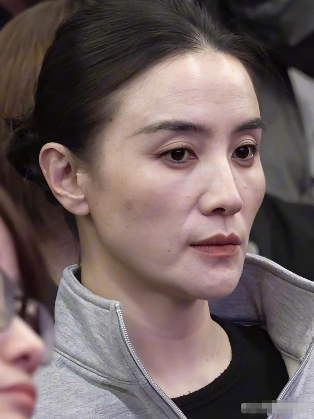 45岁的宋佳素颜状态真实且高级，她在无美颜、无修图的镜头下展现出的皮肤纹理、法令