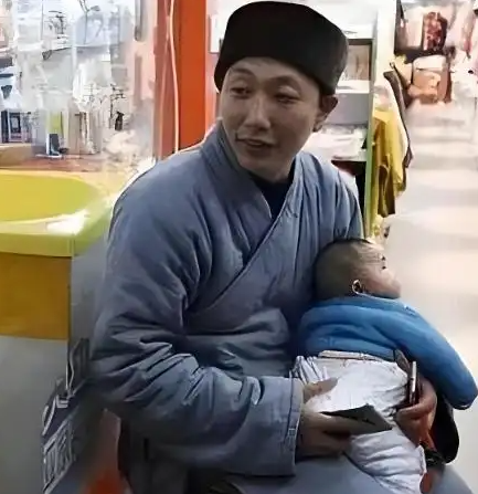 没有底线！“慈善和尚”人设崩塌，千万善款被私吞，31名弃婴安置引关注“师父救