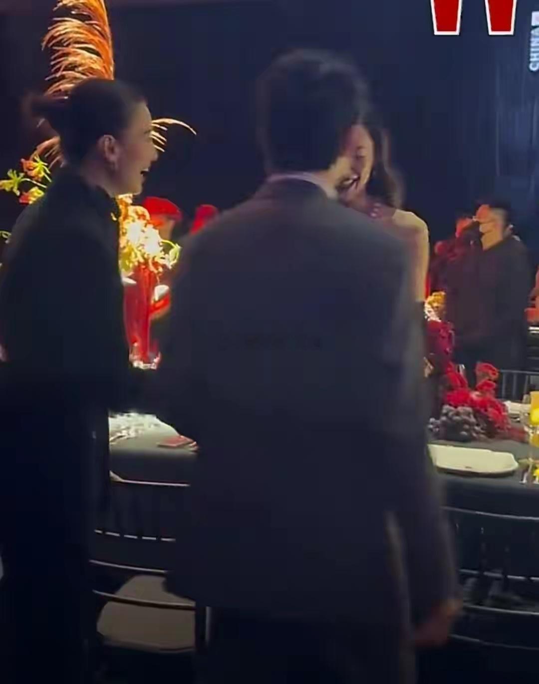 刘雯井柏然红毯相遇害羞装不熟，宋佳在一旁看呆，网友：太搞笑了​​​