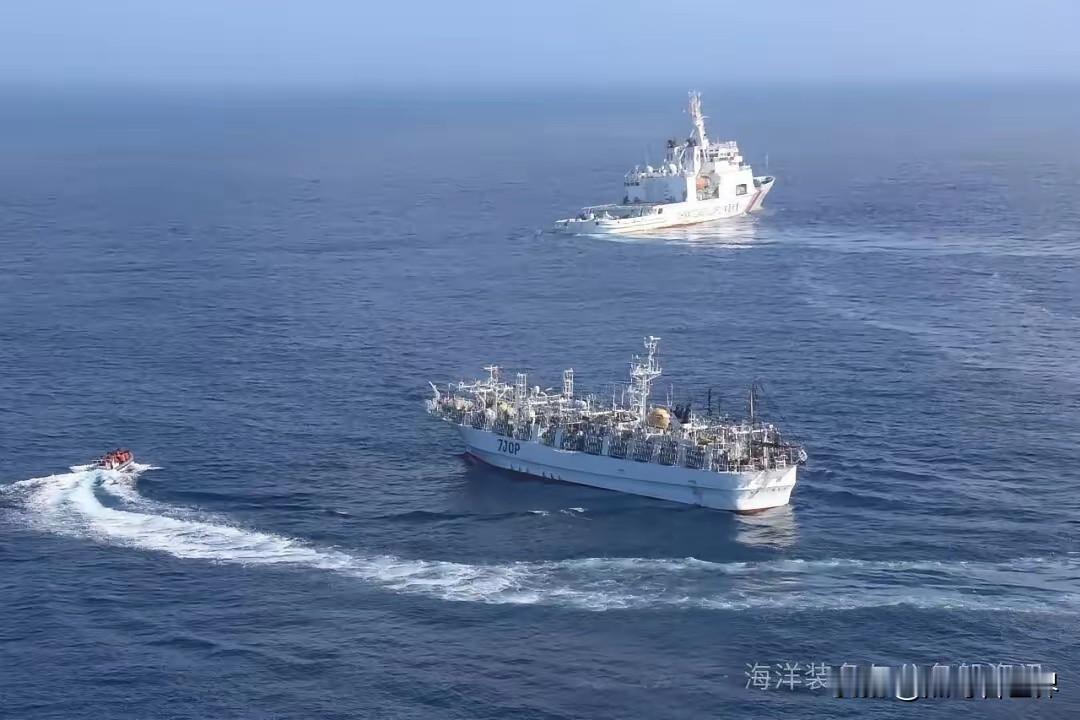 凌晨2点，北太平洋公海，中国海警6501舰直接贴停一艘日本大型秋刀鱼渔船。登