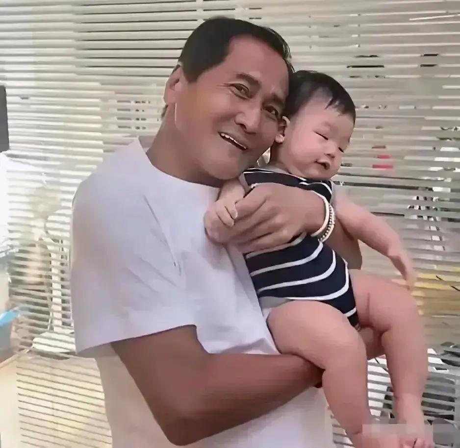 人家是老来得孙，花甲之年的齐秦却是老来得女。看他抱着宝贝女儿的开心快乐的样子，真