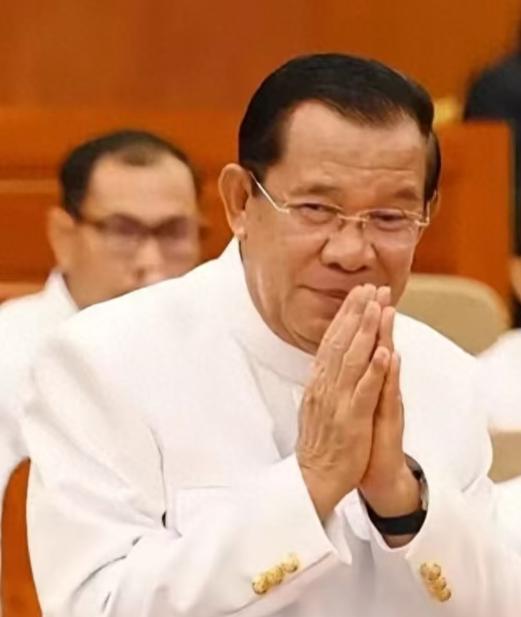 估计洪森已经看明白了一件事情，他选择洪玛奈当继承人可能错了，他让子女接受西方教育