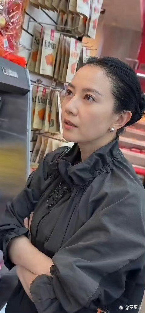 高圆圆超市购物被偶遇，一身朴素打扮纯素颜出镜，即便没有妆容加持，颜值依旧十分能打。​