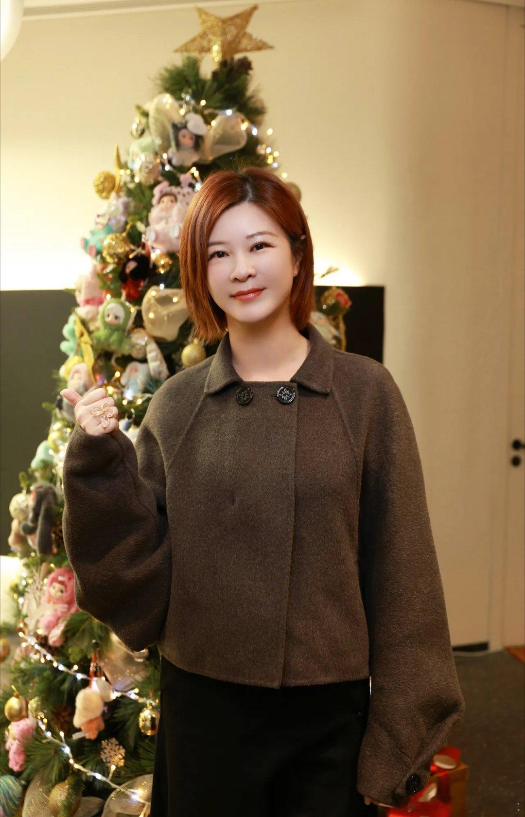 杜华确实挺不厚道的，看她对两个女明星的做法就知道了。同公司的吴宣仪和孟美岐通过参