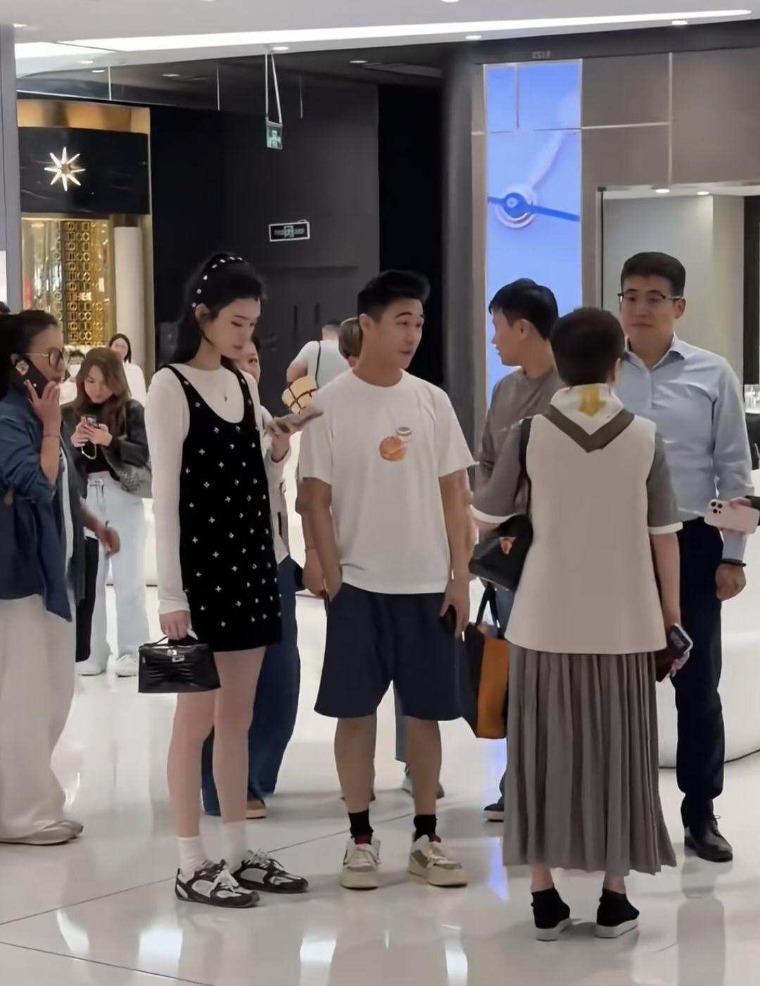 36岁奚梦瑶和老公、婆婆一起在海南三亚逛免税店，她穿着连衣裙，打扮像十八岁少女，