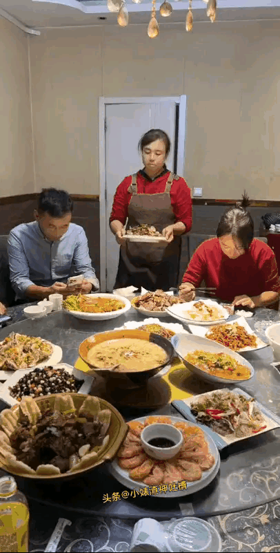 刷到个餐厅段子，大姐端菜时突然一个喷嚏，没捂嘴，对面俩客人蹭地起身买单...