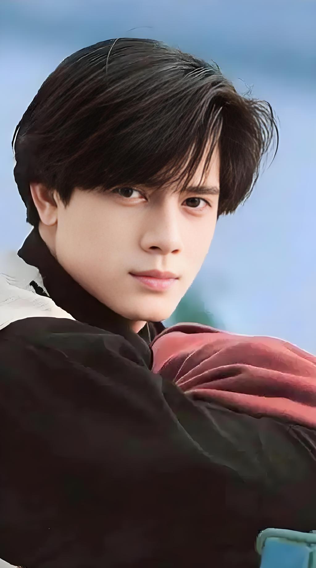 60岁郭富城回应四胎：暂无计划顺其自然，三女绕膝享天伦11月25日，60岁的