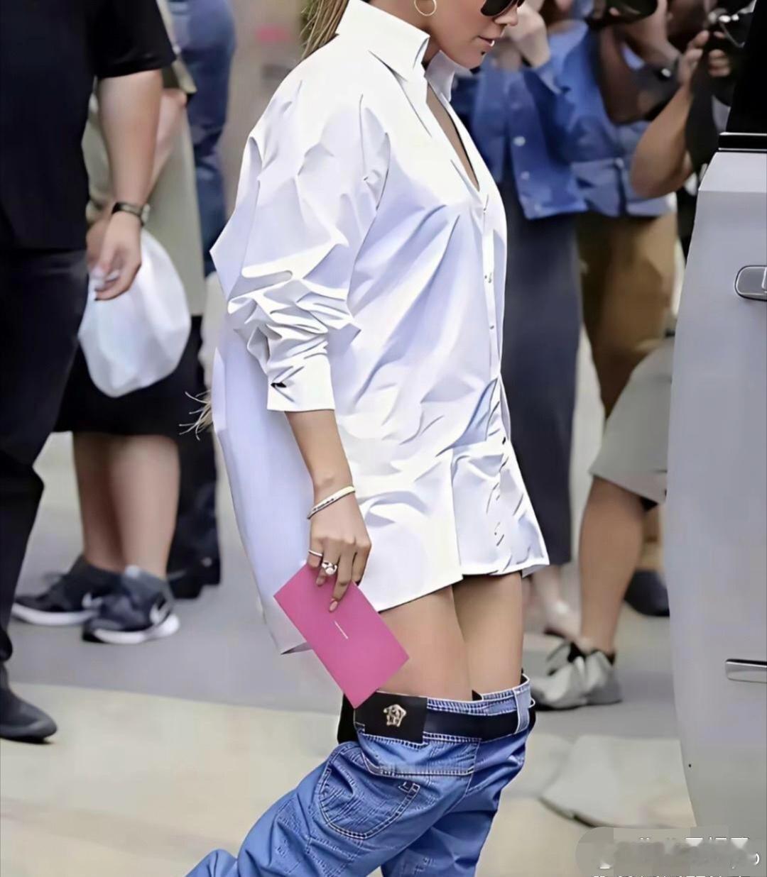 仔细一看，原来是一双靴子。
