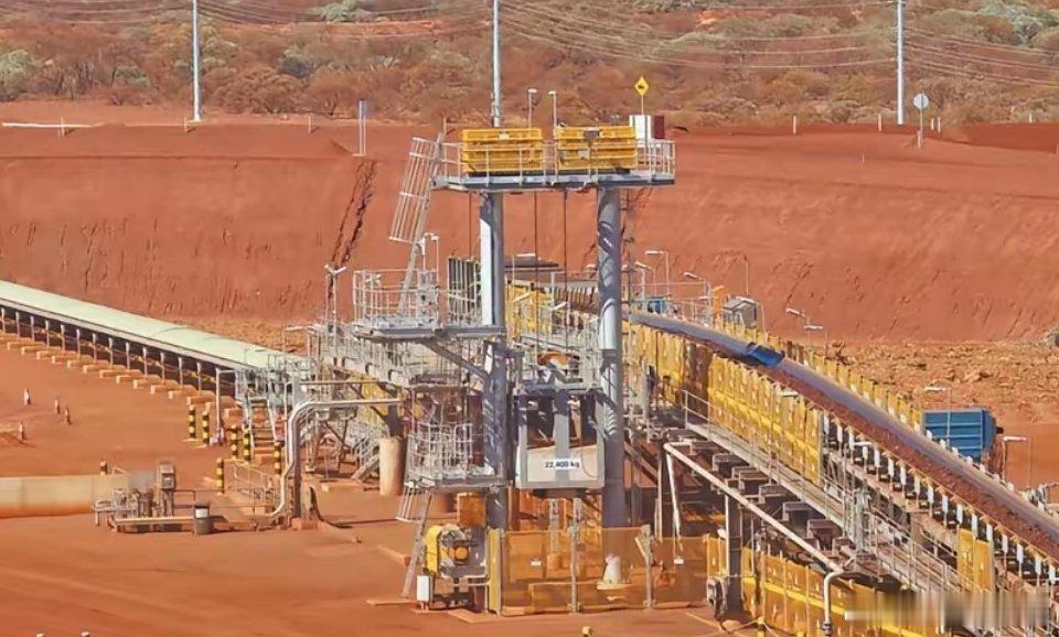 西芒杜铁矿投产：中国改写全球铁矿格局11月初，几内亚西芒杜铁矿配套铁路正式运营