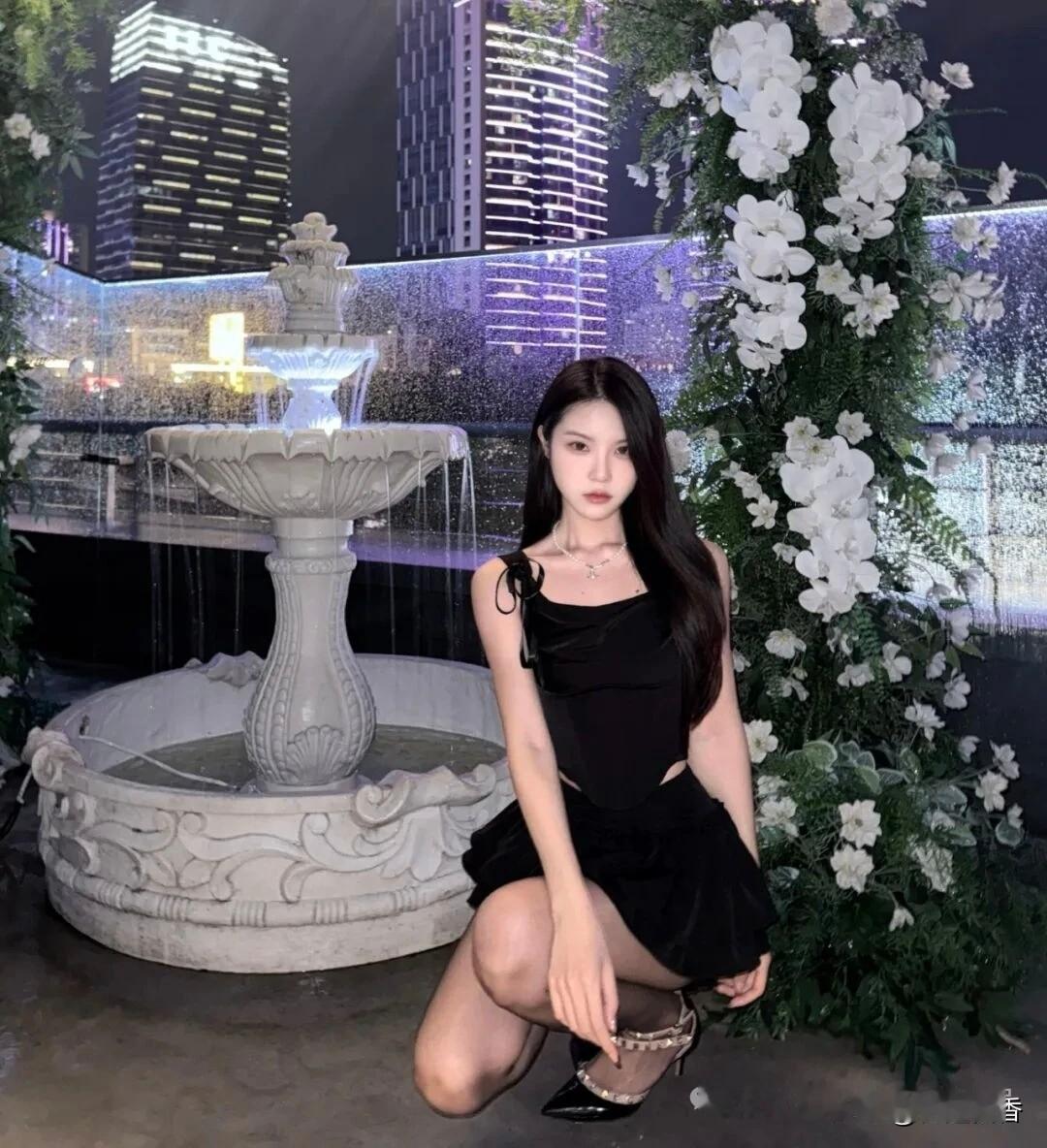 夜晚的都市浪漫，黑裙女孩的优雅姿态