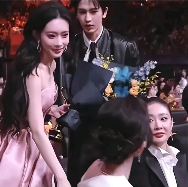 眼神是骗不了人的！他们两个肯定谈过[捂脸哭]俩人眼神交汇的一刹那白鹿气