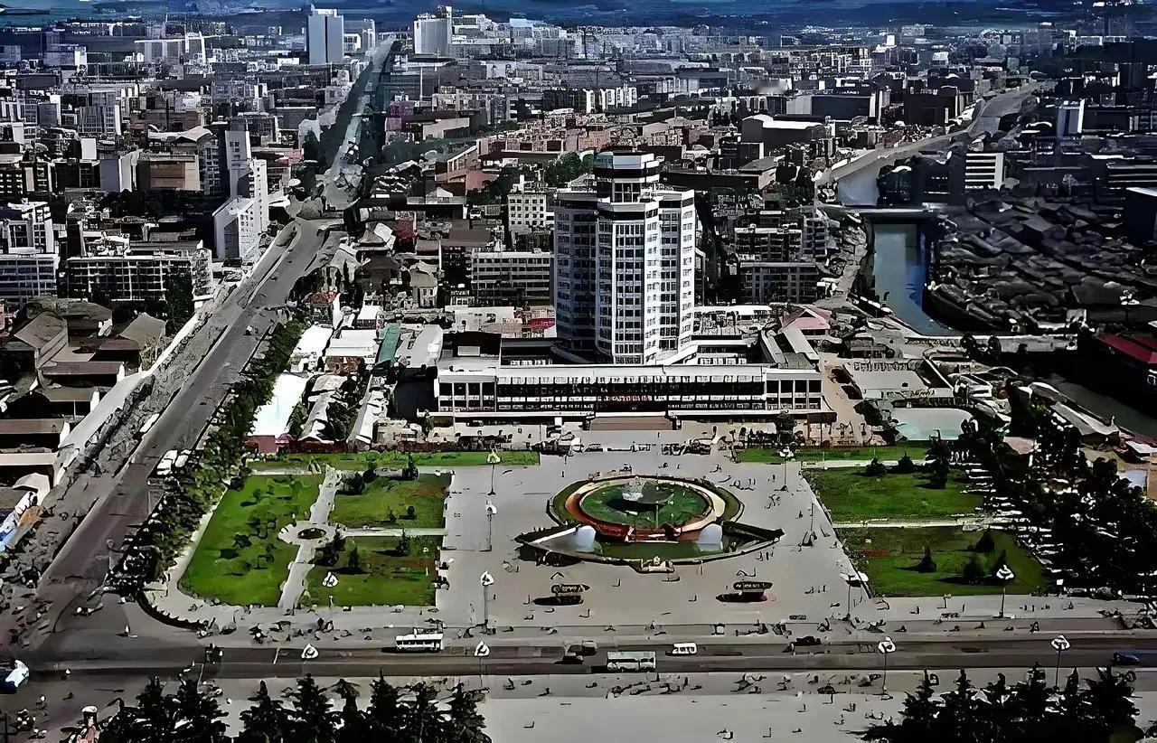 见到这个场景的昆明人都成回忆了这应该是二十年前的昆明了吧！是的，城市要发展，