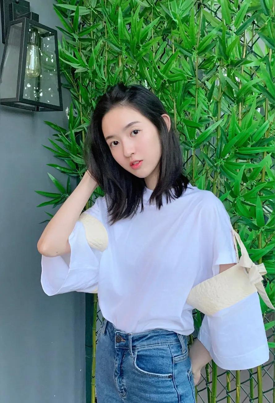 王玉雯很漂亮。她属于舒展型淡颜，窄长鹅蛋脸，头包脸，面部留白充足，没有尖锐攻