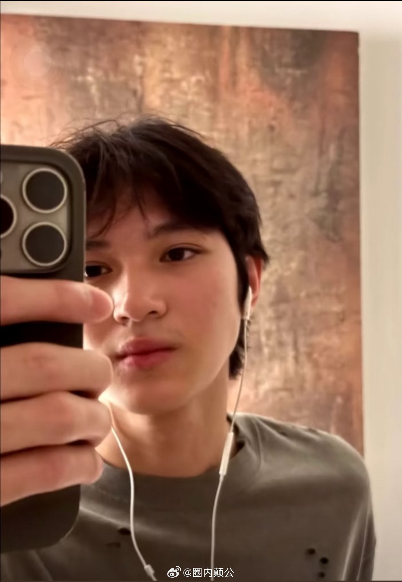 张智霖儿子晒正面照张智霖、袁咏仪18岁的儿子张慕童ins上传自拍照。早前，张智霖