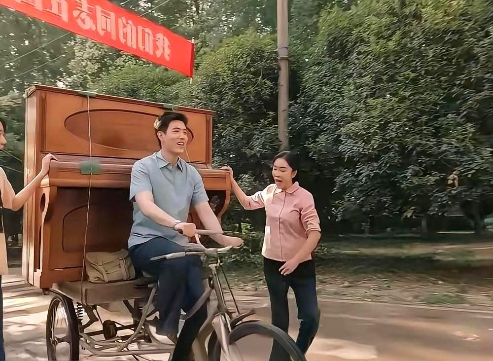 《纯真年代的爱情》大结局，坏人都遭了报应，唯独一个人例外。宣传科长汪小曼，对