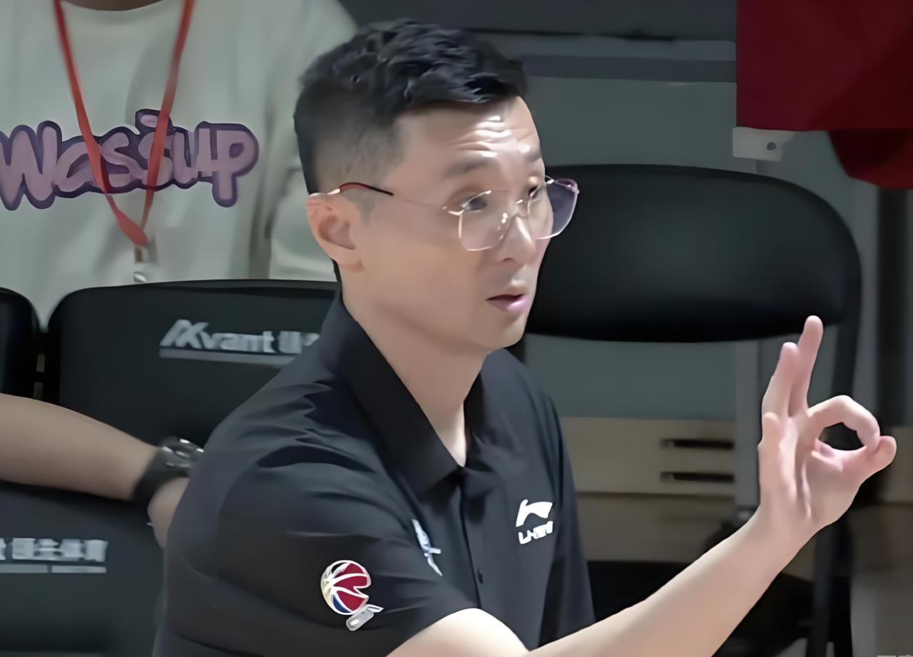 阿不都沙拉木效率全队最高，却只出场8分钟，让人看不懂！球迷：刘炜快点下课吧。C