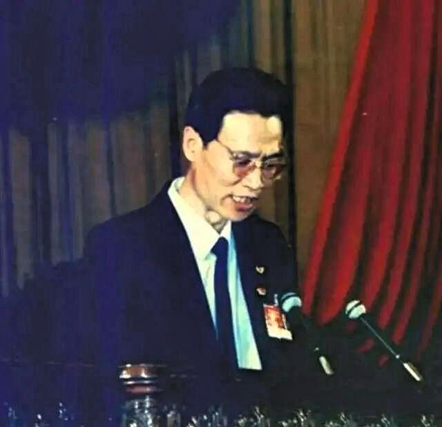 宋德福平时不喝酒，但是有两次，他破例端起了酒杯。宋德福2000年底到福建任职，彼