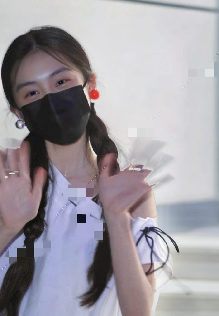 7月25日，黄多多在杭州看老爸黄磊的话剧，戴红色龙珠耳钉，素颜出镜眼袋有点浮肿，