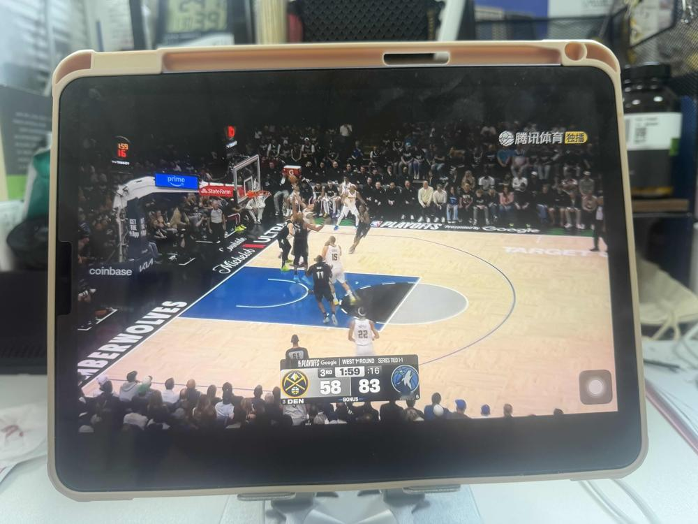 别夹击，让他一对一防死约基奇，他会假摔，直接撞他！你没看错，这就是...