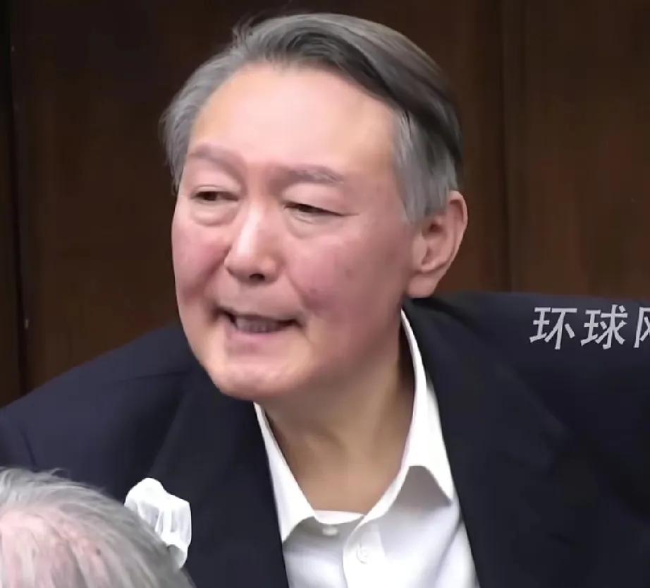 尹锡悦听到特检组想判他死刑时，第一反应竟是笑着看身边人，就像成年人看小孩过家家一