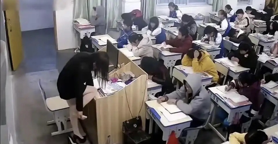 学校监控的是老师，还是学生