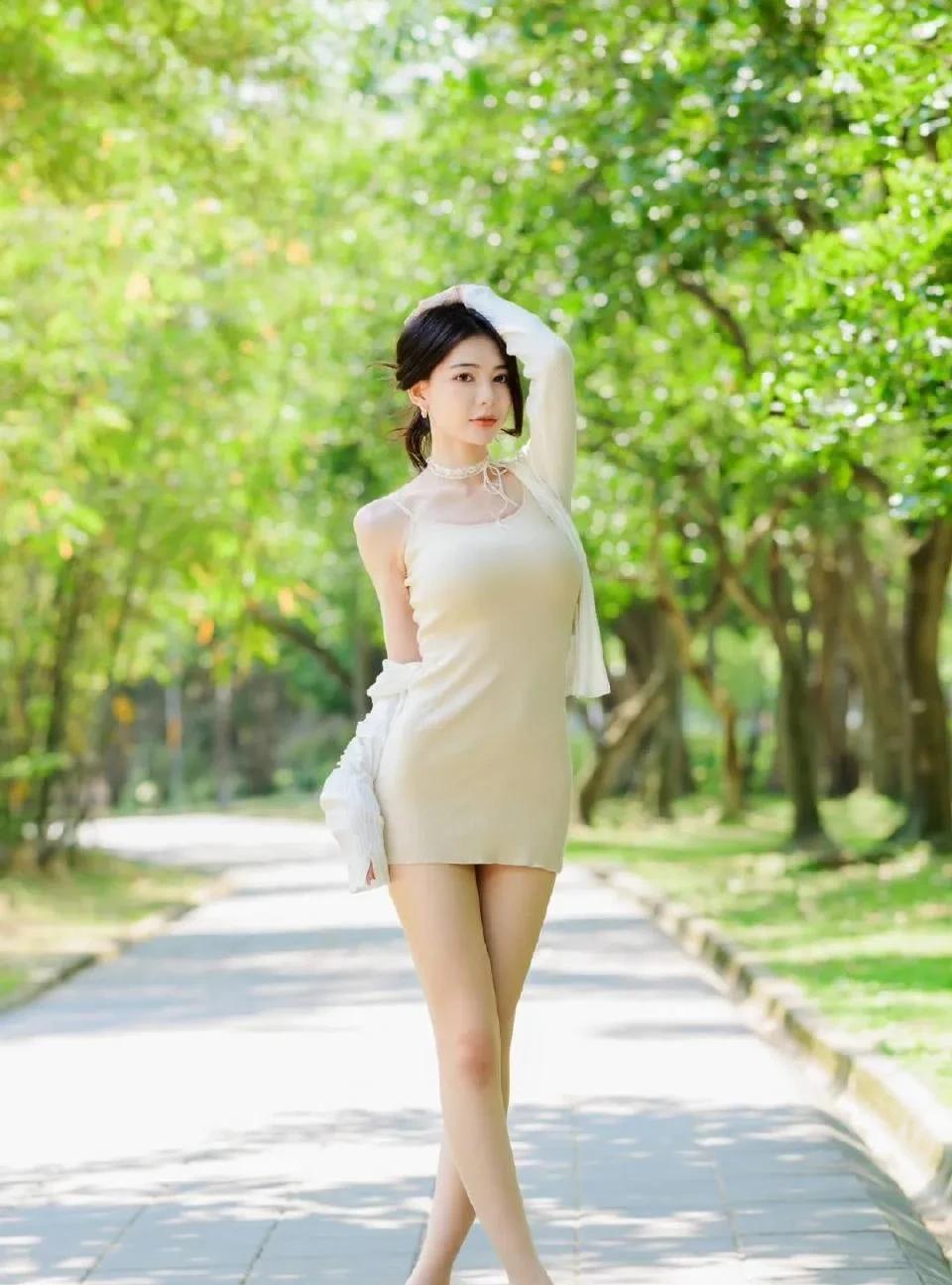 名模柔依吊带白裙外景写真大片，每一帧都是心动