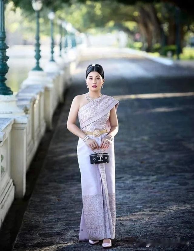 思蕊梵娜公主是泰国国王玛哈·哇集拉隆功的女儿，也是帕查拉吉雅帕公主的同父异母妹妹