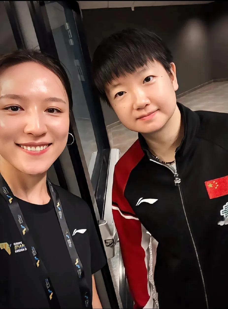 又刷到莎莎的合影啦！旁边这位美女虽叫不出名字，但咱莎莎往那儿一站，自带光芒✨就