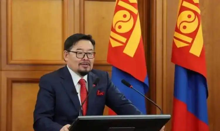 这回，蒙古真的变了。新总理赞丹沙塔尔刚接过权杖，就当着中方的面，把压在边境线上