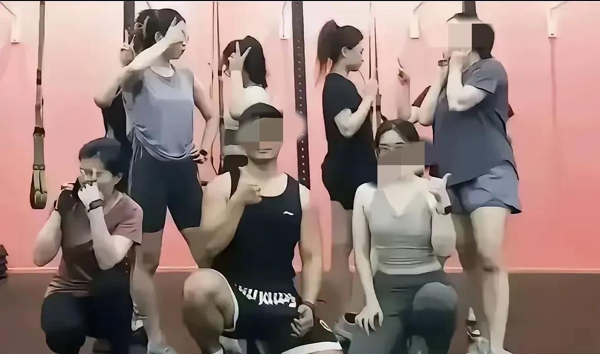 看照片就能看出这个彭教练和梁某的关系不一般。梁某本来健身是为了备孕，结果“调理