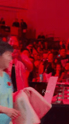 刘国梁亲临现场为孙颖莎助威！莎莎瞧见刘主席，那开心劲儿都快从笑容里溢出来啦，甜甜