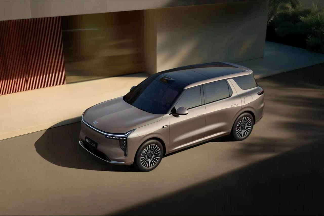 智己LS8实车曝光，配四轮转向和1.5T增程智己LS8的实车图近日被曝光。这款