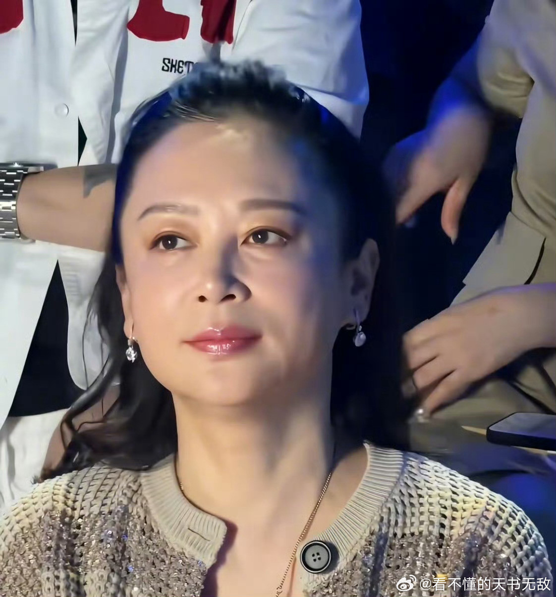 陈红57岁状态和化妆师航悦好像