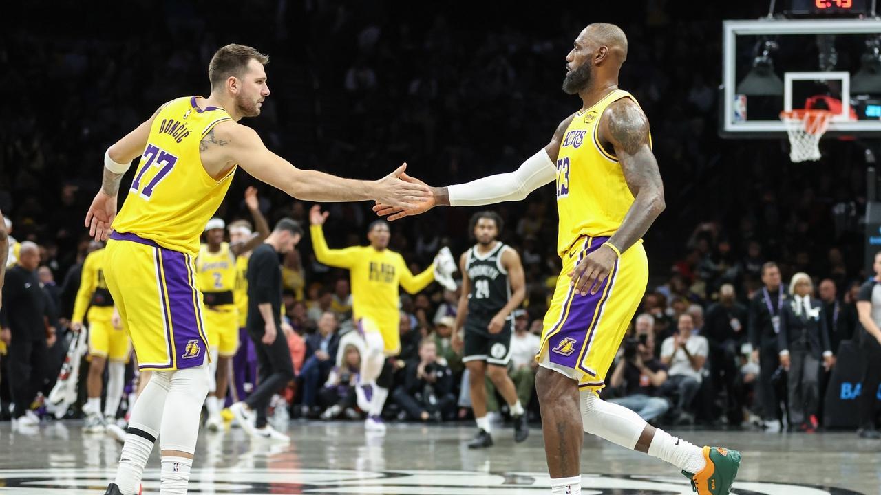 湖人碾压篮网！詹姆斯垃圾时间刷分25+3+7 东契奇24+6+5