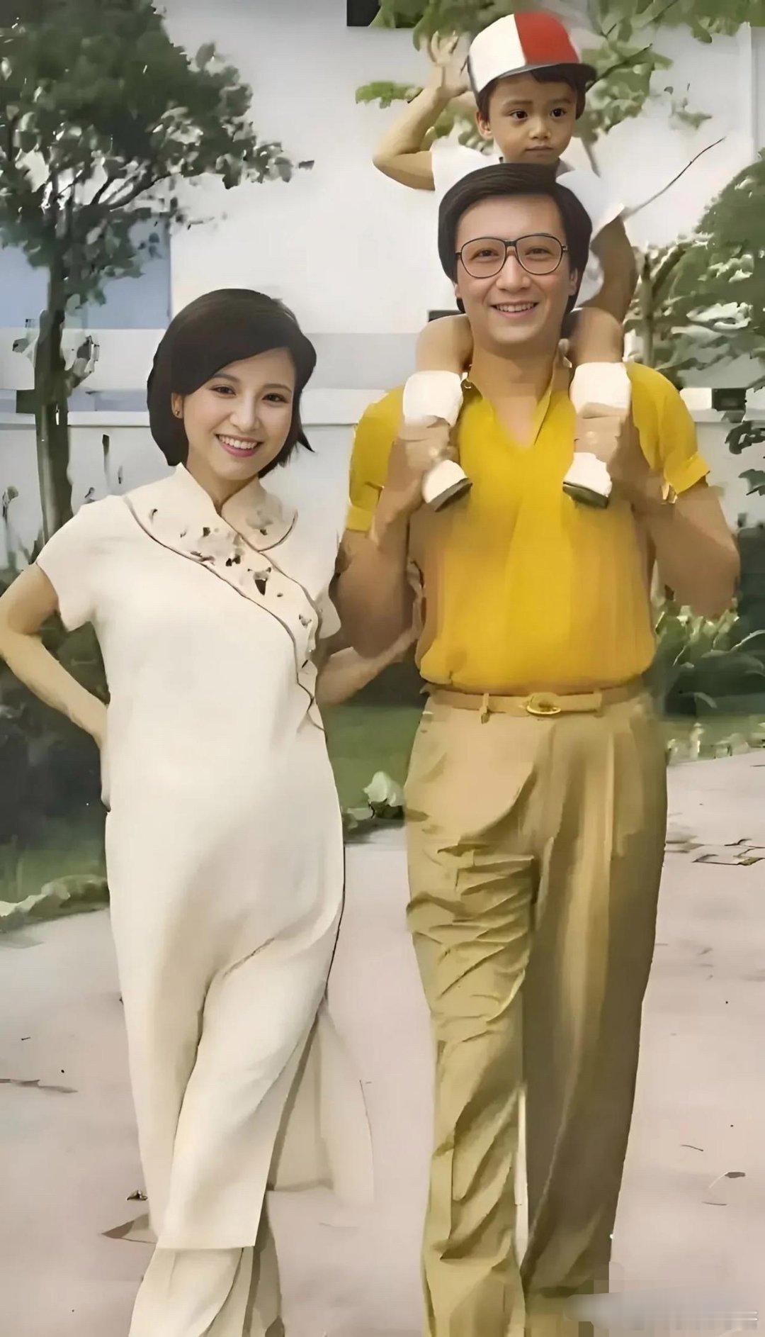 1982年，46岁谢贤驮着2岁的儿子谢霆锋，31岁的老婆狄波拉怀着女儿谢婷婷，画