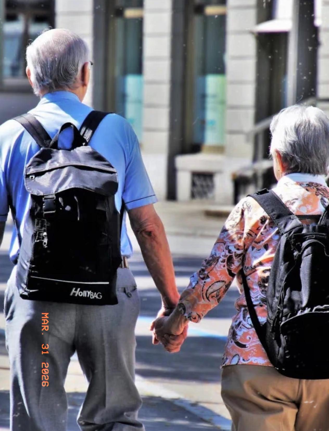 北京一位退休大爷和老伴不顾女儿的劝阻，卖掉了房子，拿着765万环游了六十多个国家