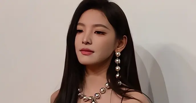 章若楠纪梵希酒会大浓妆亮相，网红合照险被艳压