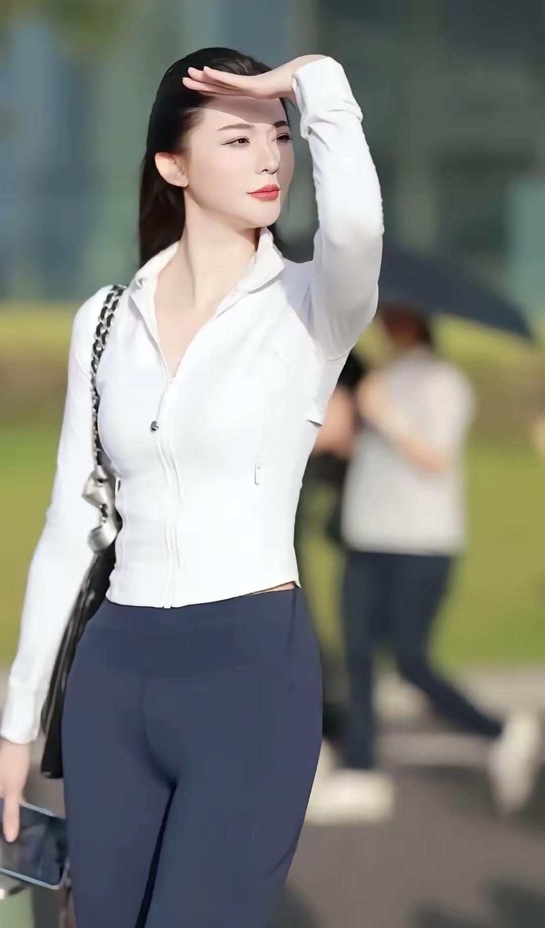 《江雪》唐·柳宗元千山鸟飞绝，万径人踪灭。孤舟蓑笠翁，独钓寒江雪。天地冰封