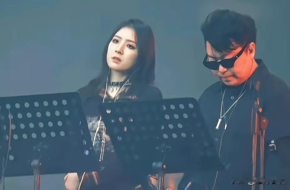 郑钧与前妻的女儿惊艳亮相这颜值简直逆天了郑钧的颜值没有白费父女俩同台演唱