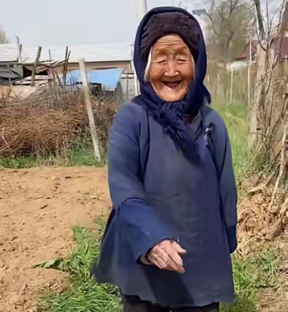 奶奶活到99岁，告诉我10大好生活习惯1，勤梳头2，早睡早起3，常晒太阳4，睡前