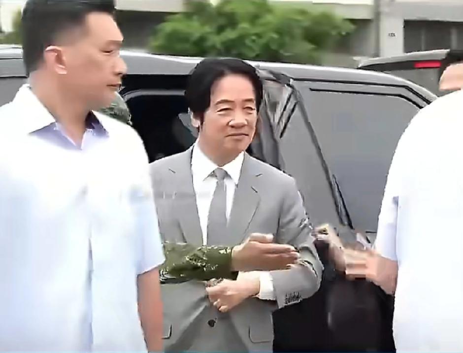 赖子检阅哇兵，正襟危步到跟前，猝不及防被哇妹强制看手机：“演戏开始，请看手机！”