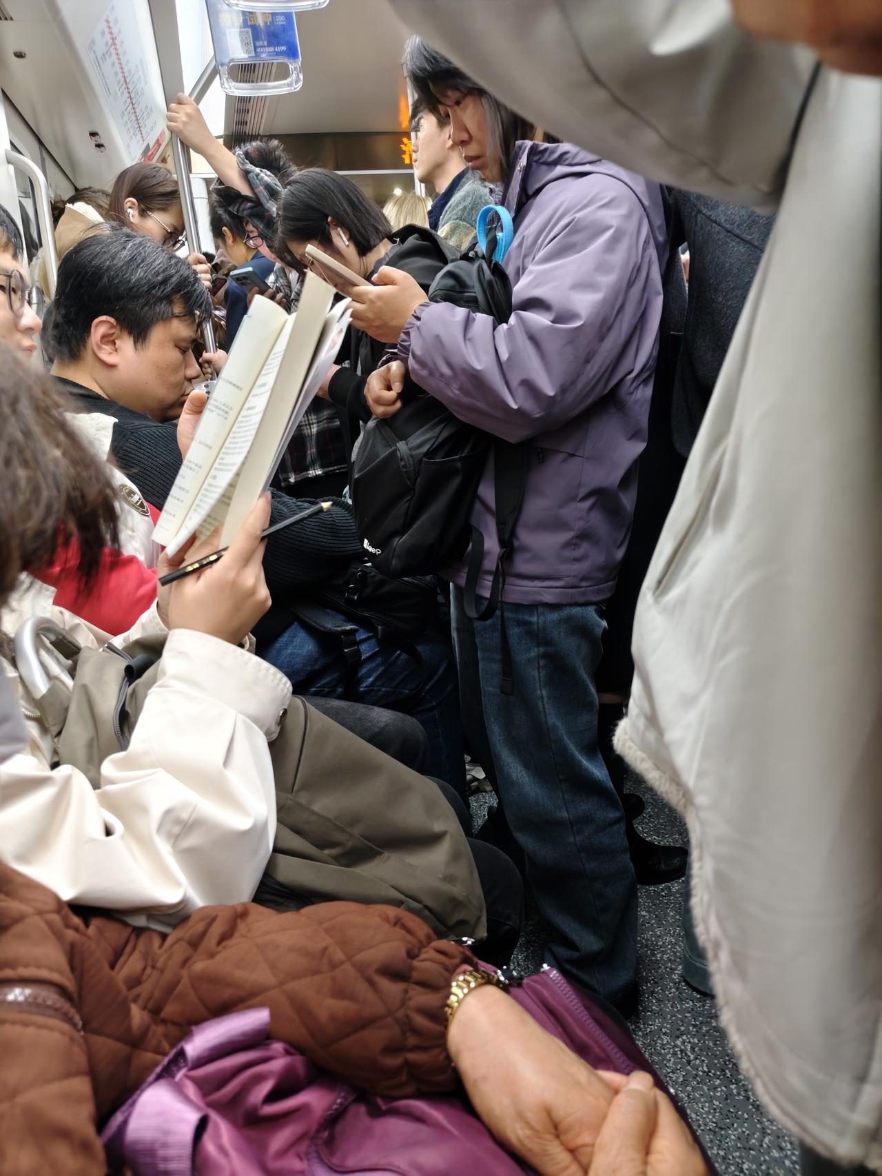 难得一见的画面不一样的选择，不一样的追求！这是我在上海一号线地铁拍到的很难的