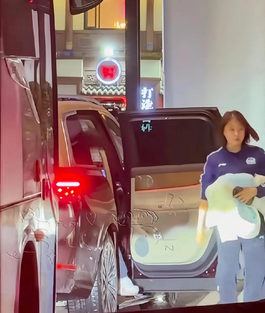 莎莎结束比赛回酒店。莎莎不敌师妹蒯曼，结束了重庆的冠军赛。剩下的就交给小将了。